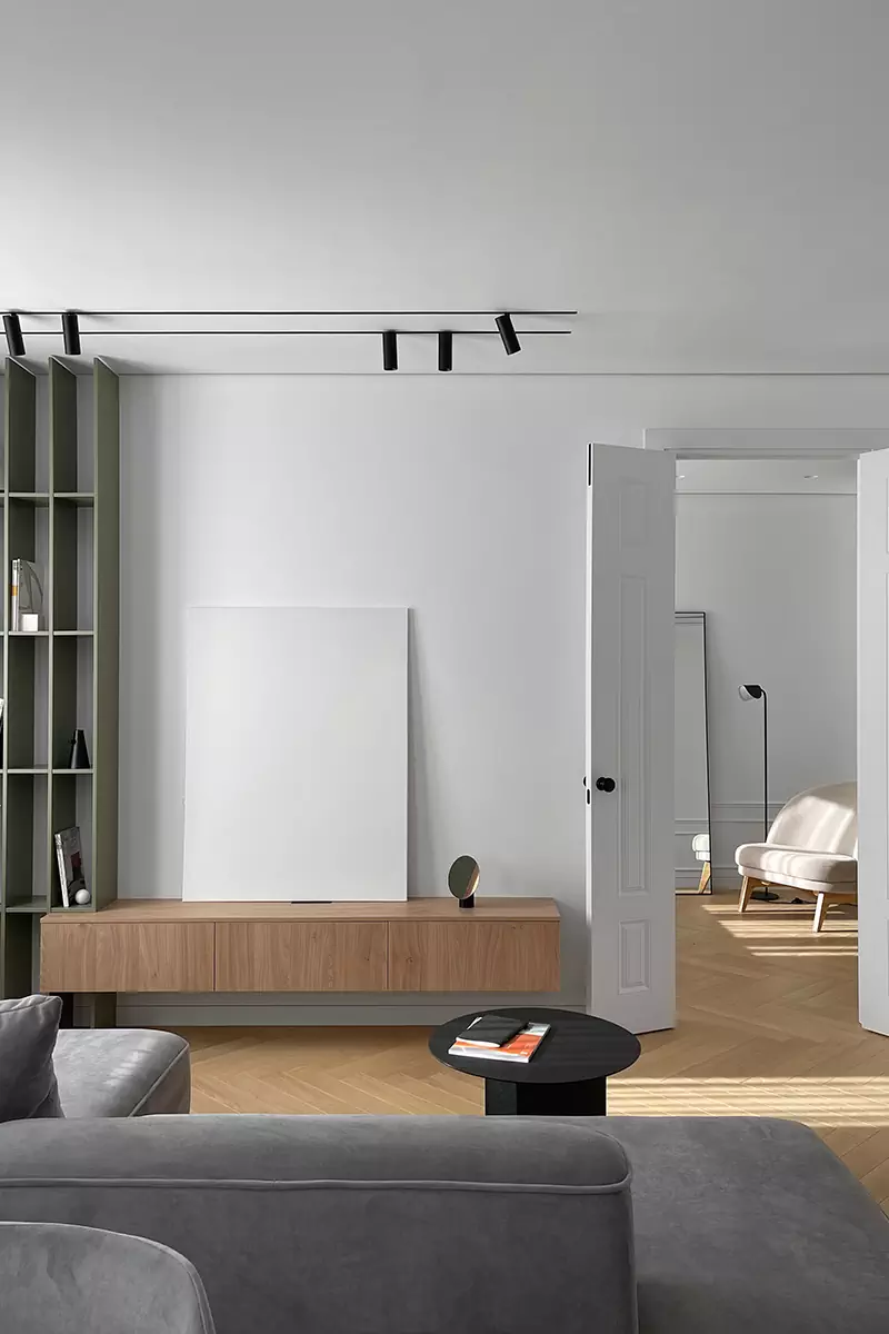 Сбалансированный микс классики и минимализма в интерьере небольшой квартиры — проект Бюро 48