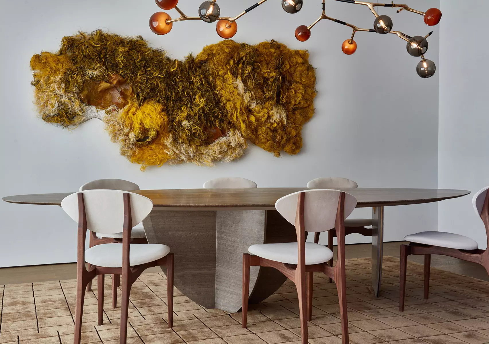 Современное искусство и контрастные фактуры в интерьере дома на продажу — проект Olson Kundig