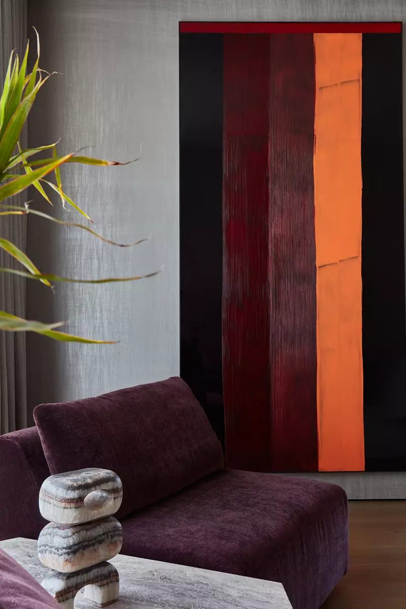 Современное искусство и контрастные фактуры в интерьере дома на продажу — проект Olson Kundig