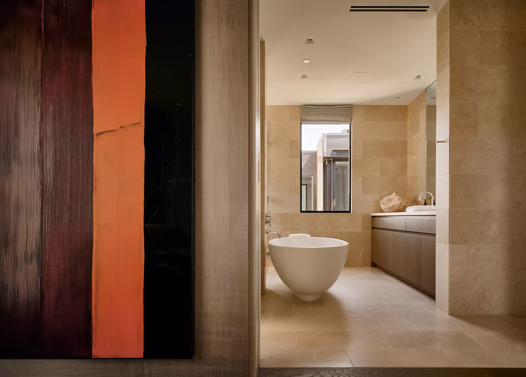 Современное искусство и контрастные фактуры в интерьере дома на продажу — проект Olson Kundig