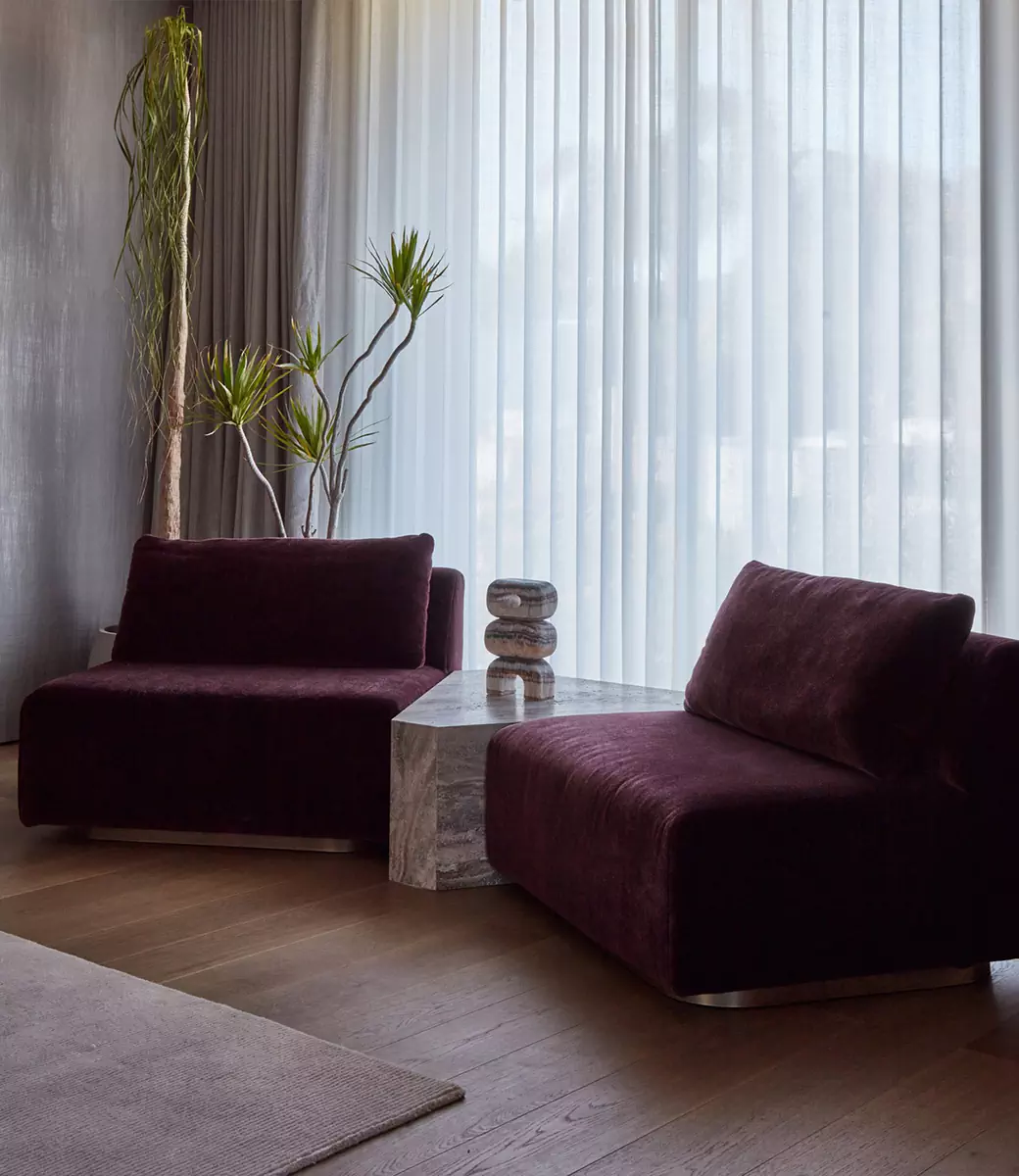 Современное искусство и контрастные фактуры в интерьере дома на продажу — проект Olson Kundig