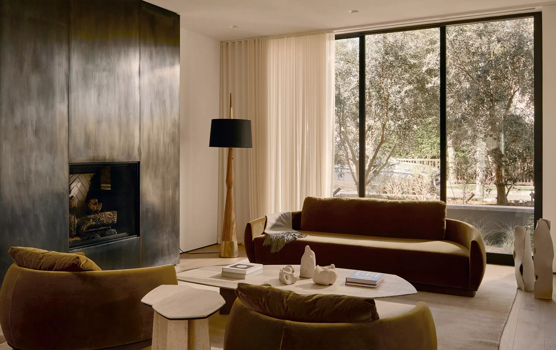 Современное искусство и контрастные фактуры в интерьере дома на продажу — проект Olson Kundig