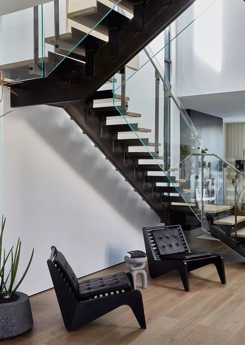 Современное искусство и контрастные фактуры в интерьере дома на продажу — проект Olson Kundig