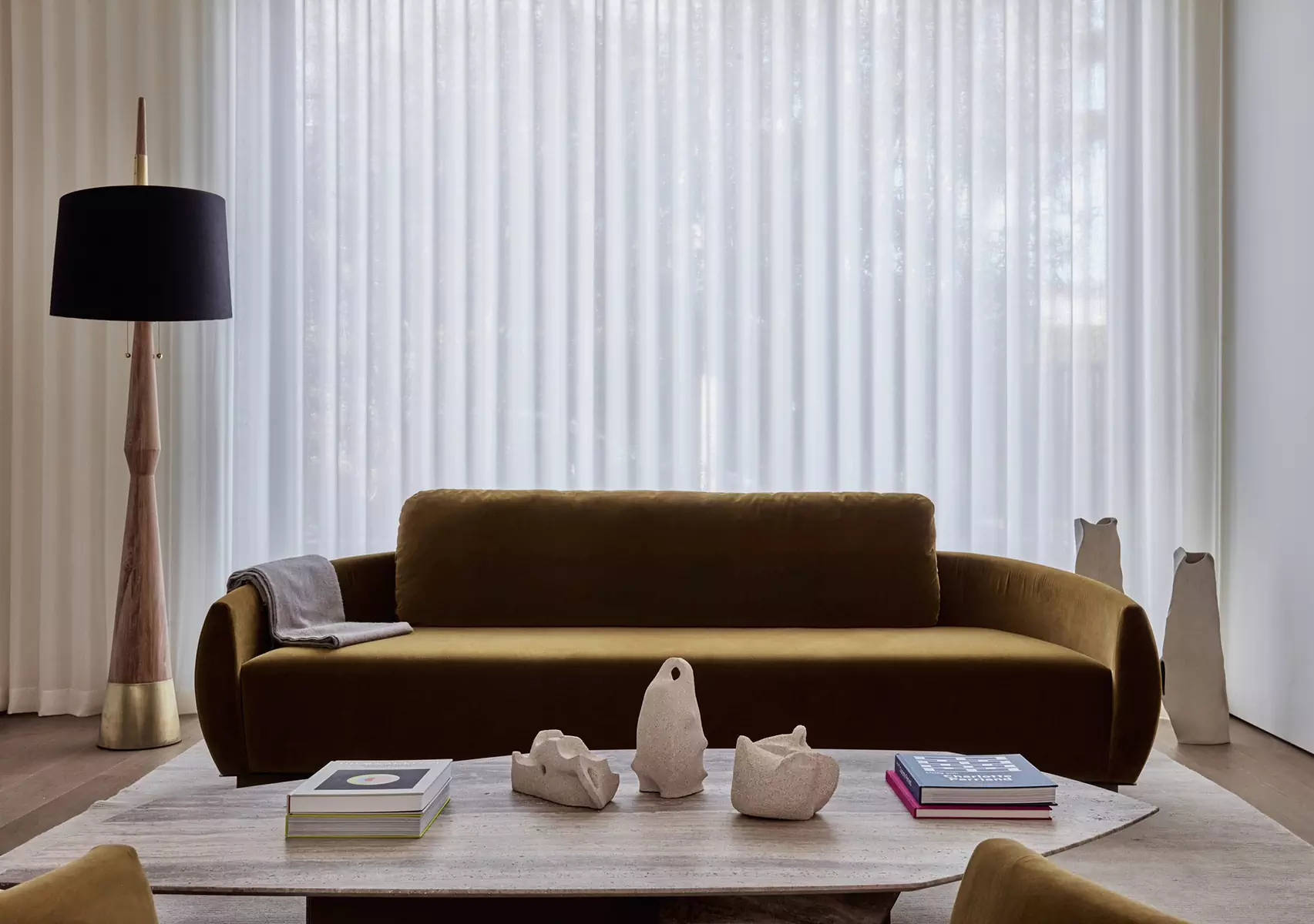 Современное искусство и контрастные фактуры в интерьере дома на продажу — проект Olson Kundig