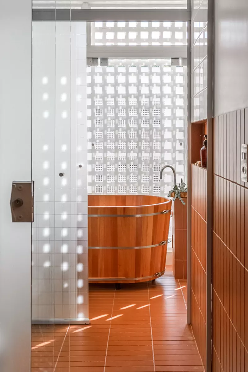 Терракотовая плитка в интерьере, вдохновленном архитектурой Бразилиа — проект студии Coarquitetos