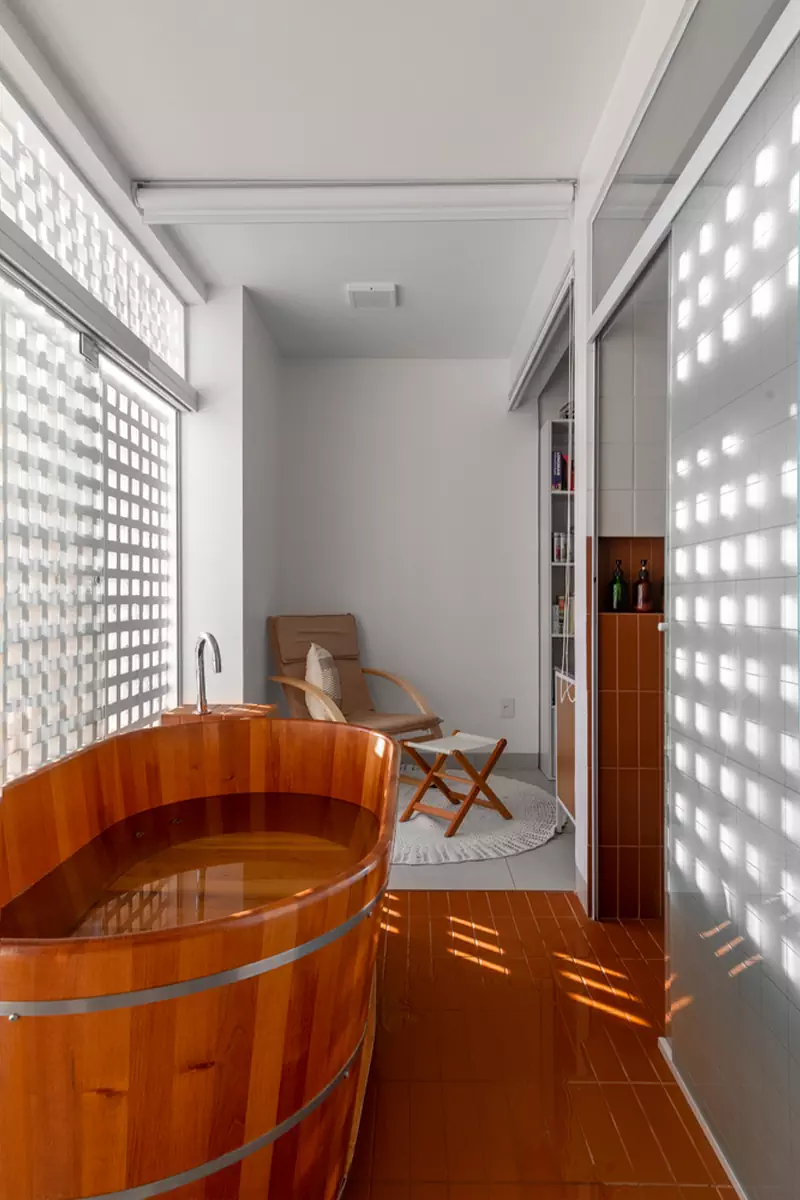 Терракотовая плитка в интерьере, вдохновленном архитектурой Бразилиа — проект студии Coarquitetos