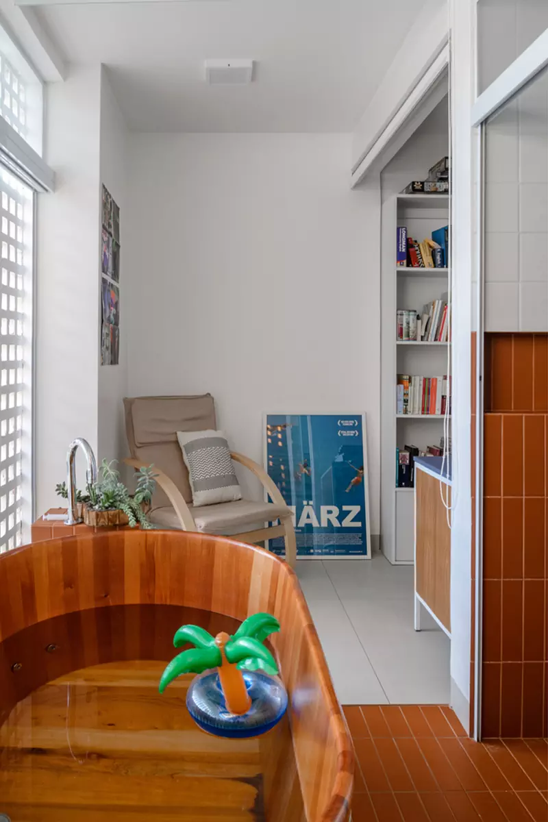 Терракотовая плитка в интерьере, вдохновленном архитектурой Бразилиа — проект студии Coarquitetos