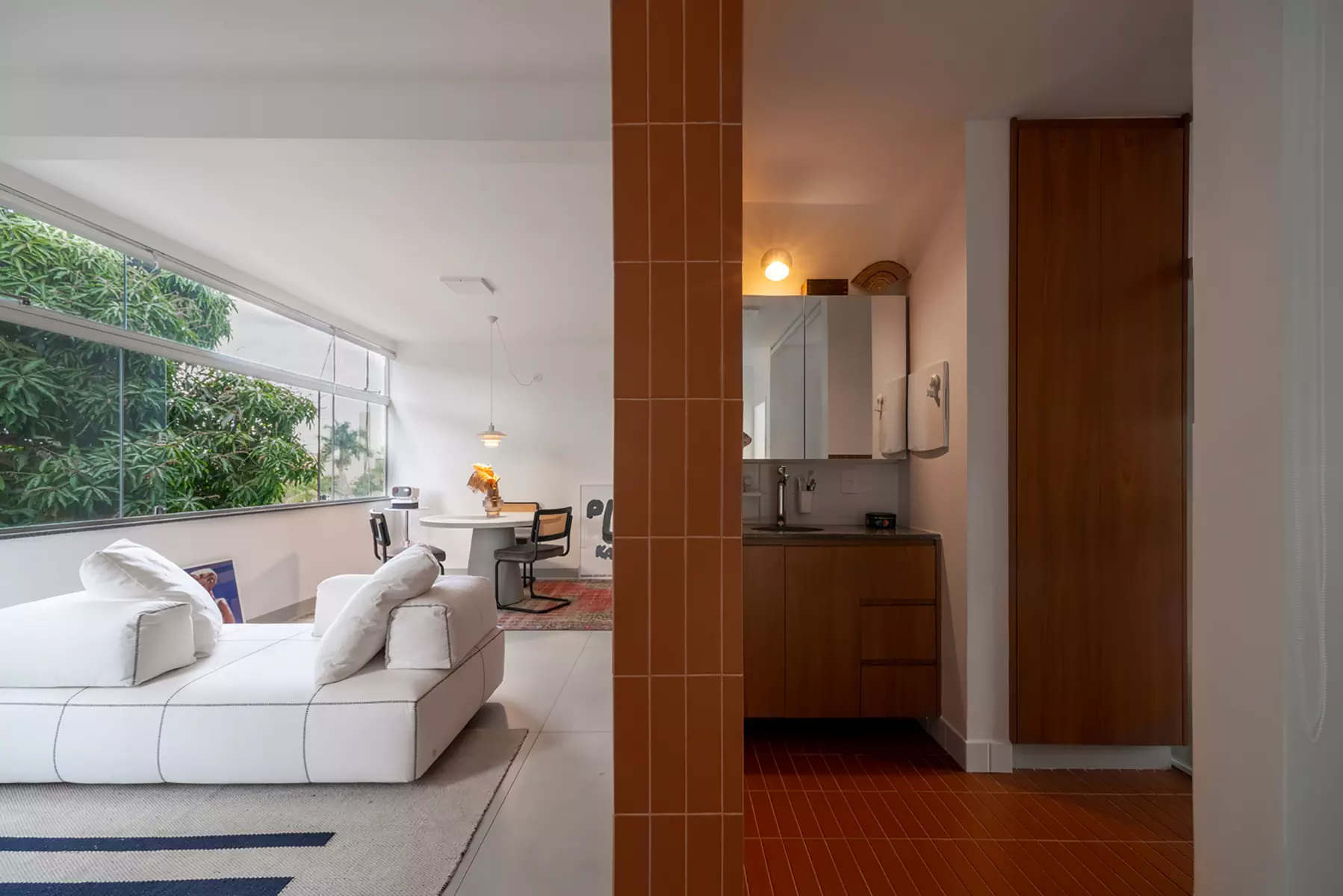 Терракотовая плитка в интерьере, вдохновленном архитектурой Бразилиа — проект студии Coarquitetos