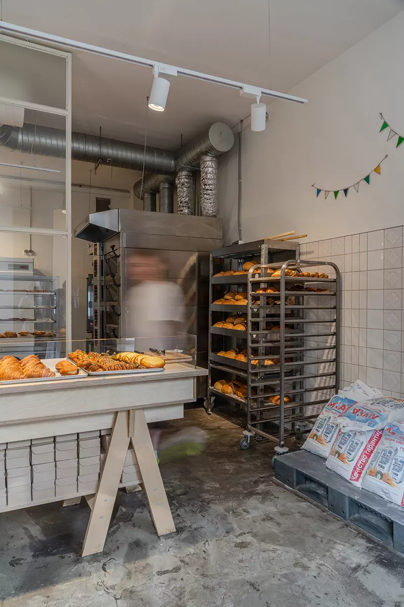 Практичный интерьер маленькой пекарни с европейским настроением — проект бюро ASHBURO