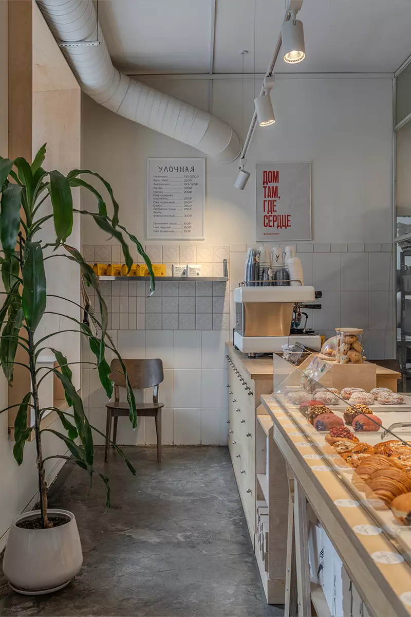 Практичный интерьер маленькой пекарни с европейским настроением — проект бюро ASHBURO