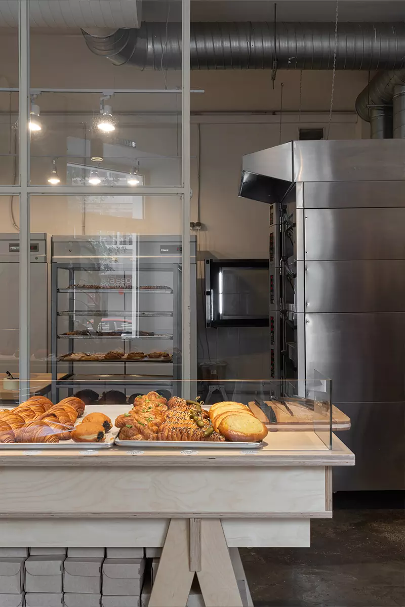 Практичный интерьер маленькой пекарни с европейским настроением — проект бюро ASHBURO