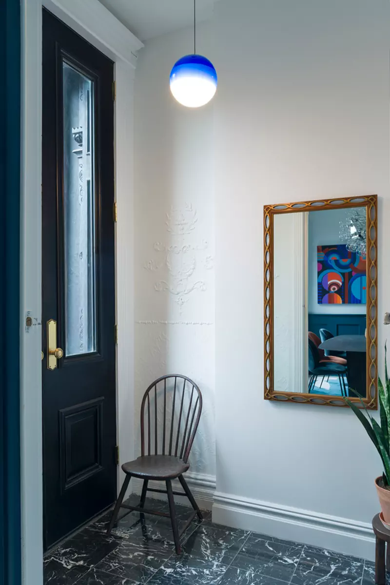 Дух истории и культовые предметы дизайна в интерьере старинного таунхауса — проект Olbos Studio