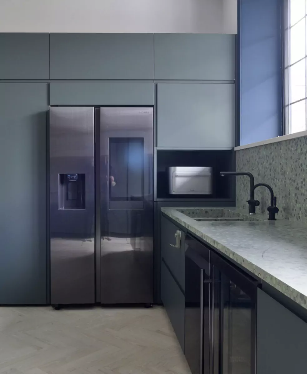 Дух истории и культовые предметы дизайна в интерьере старинного таунхауса — проект Olbos Studio