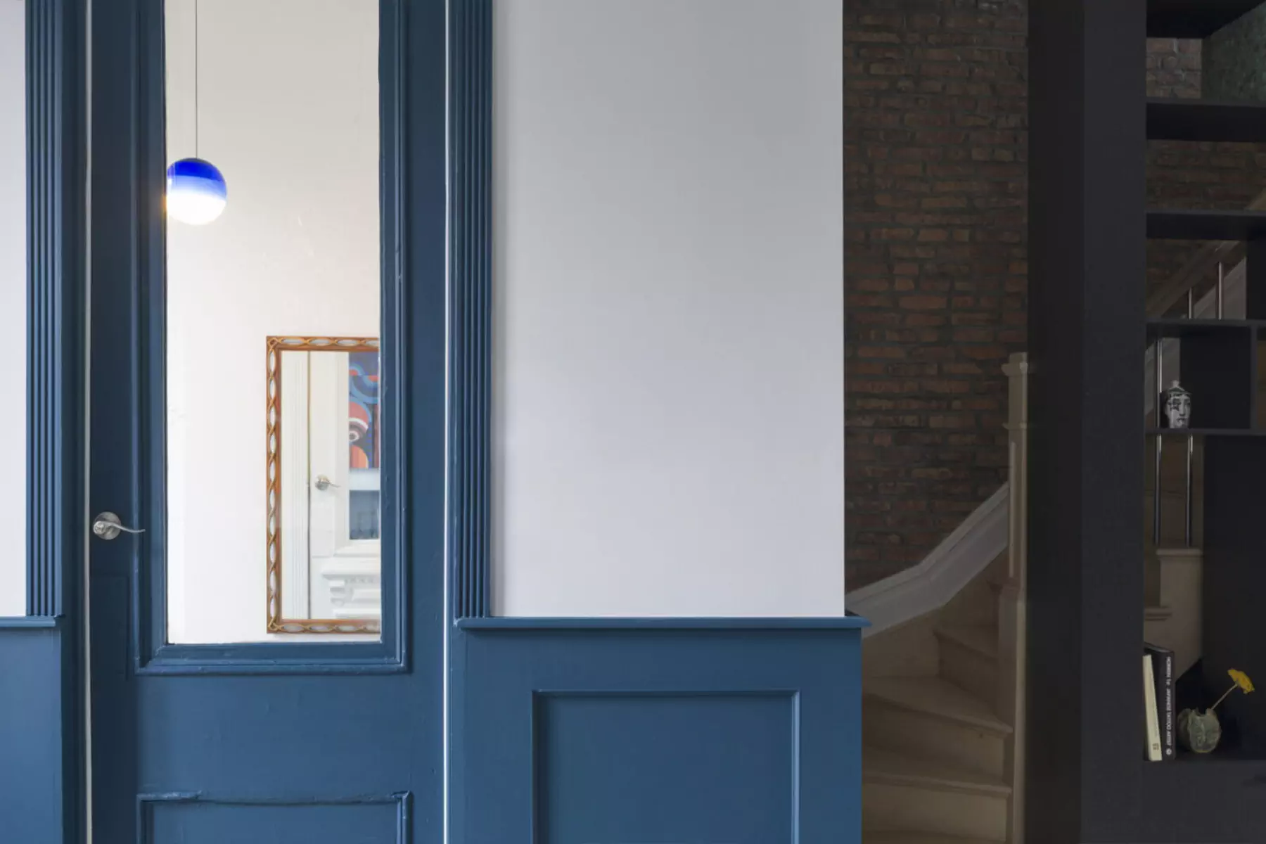 Дух истории и культовые предметы дизайна в интерьере старинного таунхауса — проект Olbos Studio