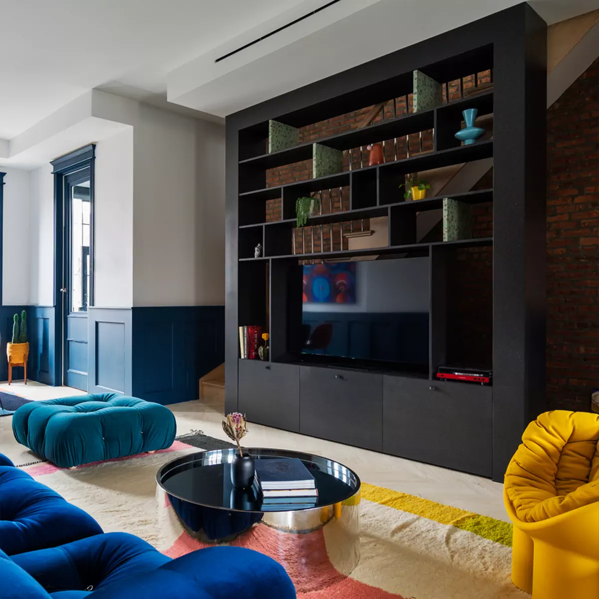 Дух истории и культовые предметы дизайна в интерьере старинного таунхауса — проект Olbos Studio