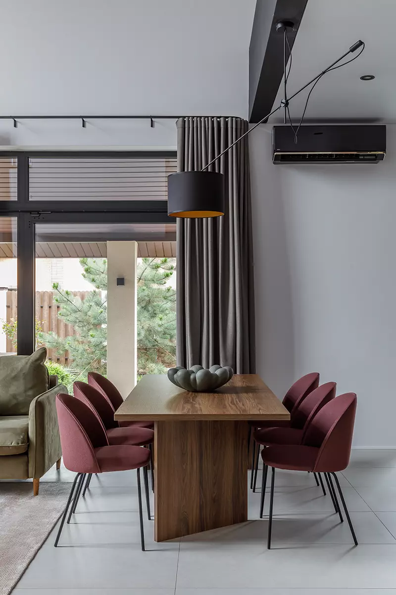 Лаконичный интерьер коттеджа с панорамными окнами и вторым светом — проект Анны и Максима Илющенко