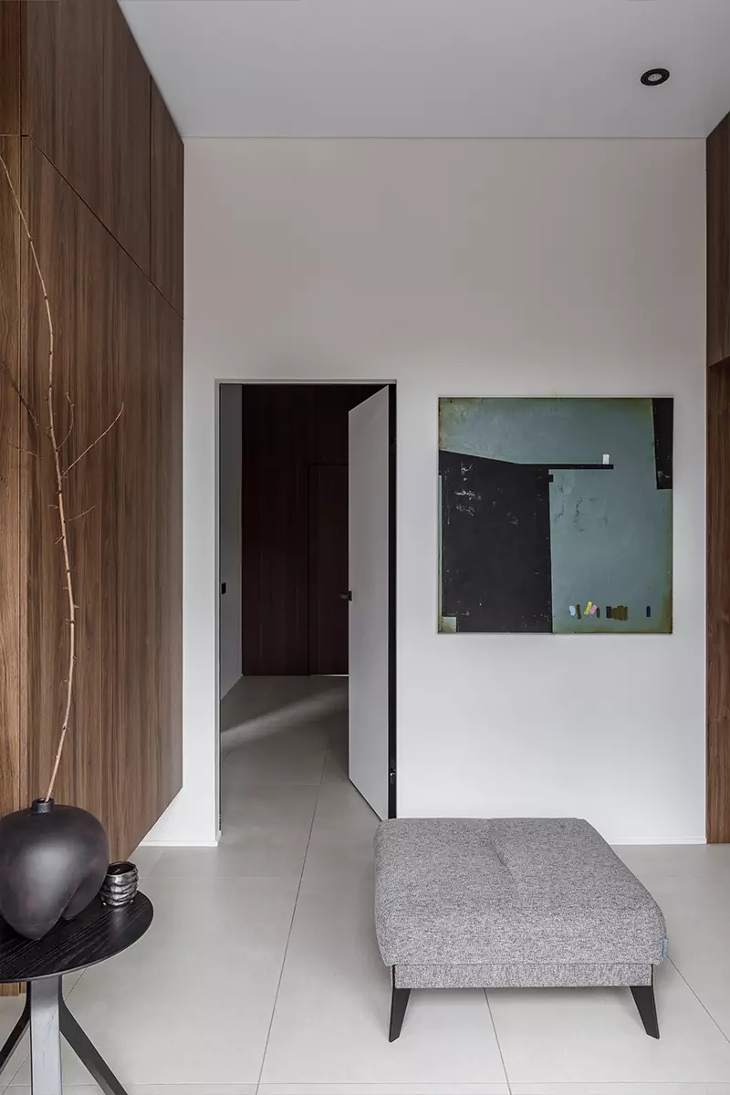 Лаконичный интерьер коттеджа с панорамными окнами и вторым светом — проект Анны и Максима Илющенко