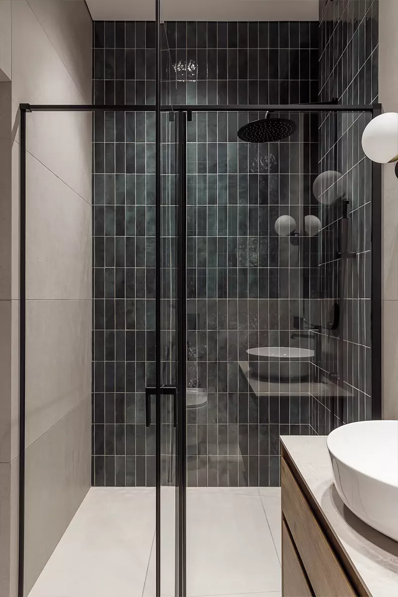 Лаконичный интерьер коттеджа с панорамными окнами и вторым светом — проект Анны и Максима Илющенко