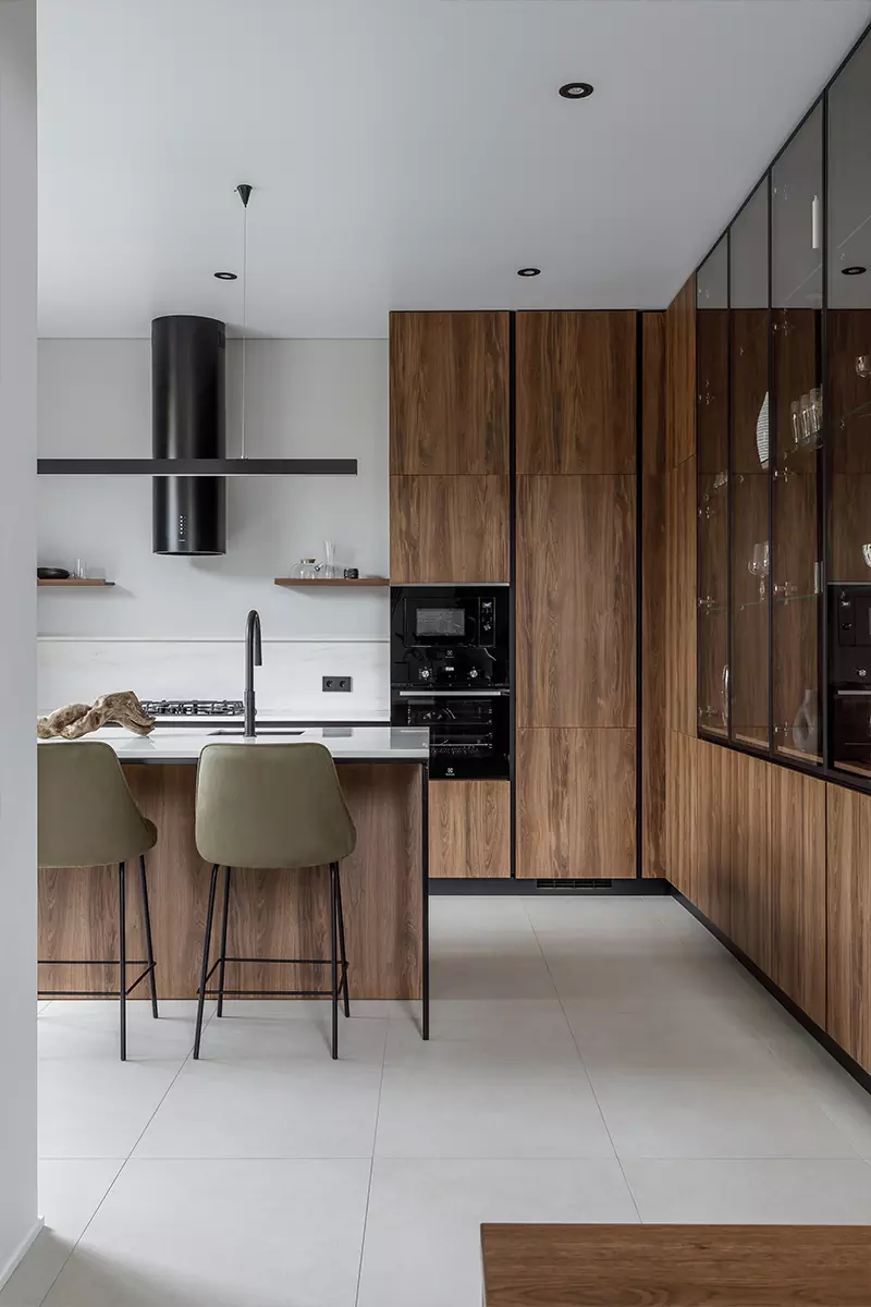 Лаконичный интерьер коттеджа с панорамными окнами и вторым светом — проект Анны и Максима Илющенко