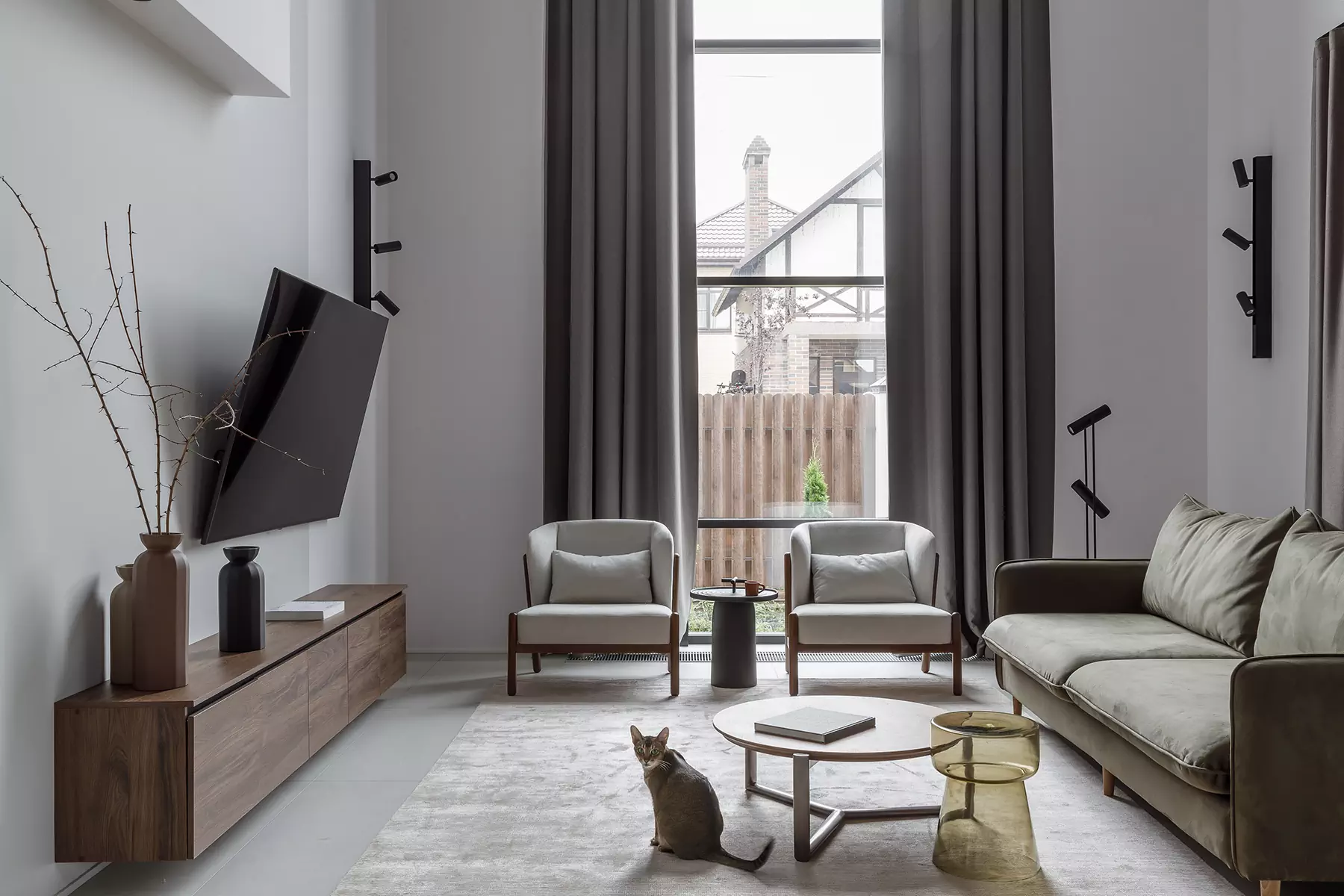 Лаконичный интерьер коттеджа с панорамными окнами и вторым светом — проект Анны и Максима Илющенко