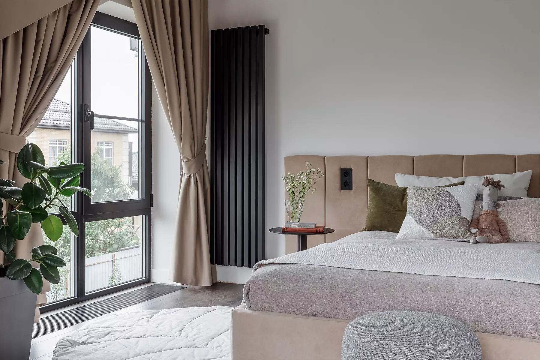 Лаконичный интерьер коттеджа с панорамными окнами и вторым светом — проект Анны и Максима Илющенко