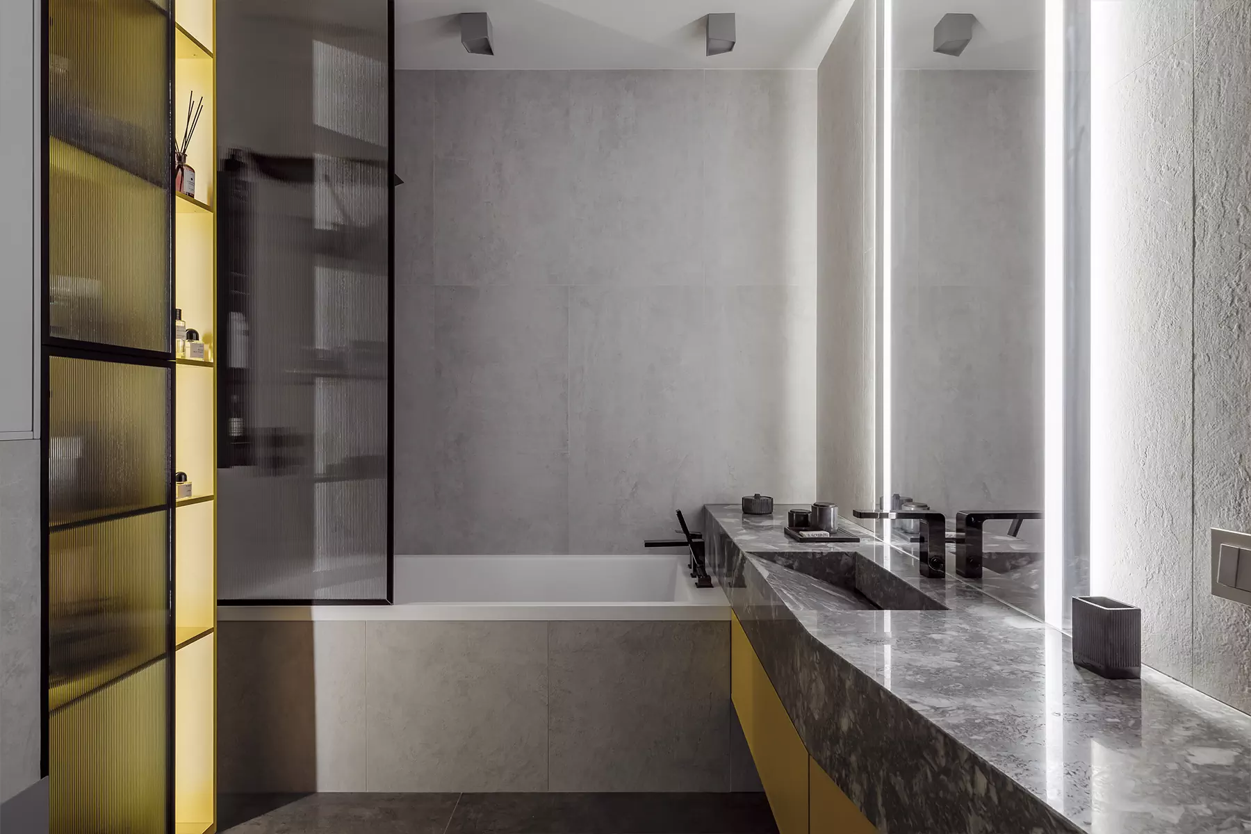 Все оттенки серого в почти монохромном интерьере квартиры для молодой девушки — проект бюро Sazha