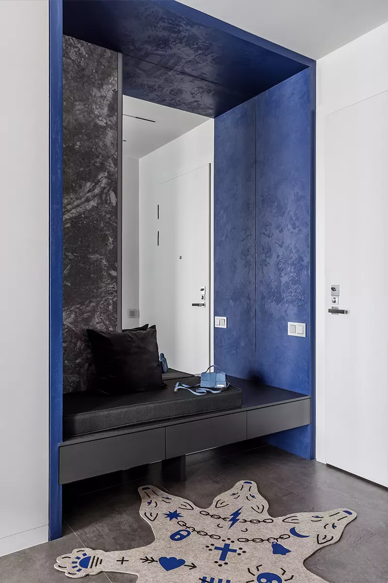 Все оттенки серого в почти монохромном интерьере квартиры для молодой девушки — проект бюро Sazha