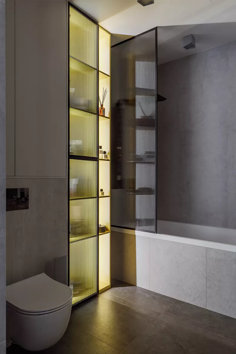 Все оттенки серого в почти монохромном интерьере квартиры для молодой девушки — проект бюро Sazha