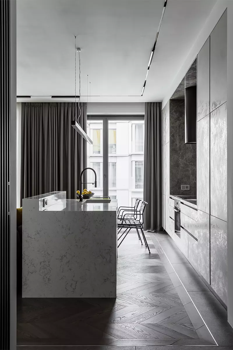 Все оттенки серого в почти монохромном интерьере квартиры для молодой девушки — проект бюро Sazha