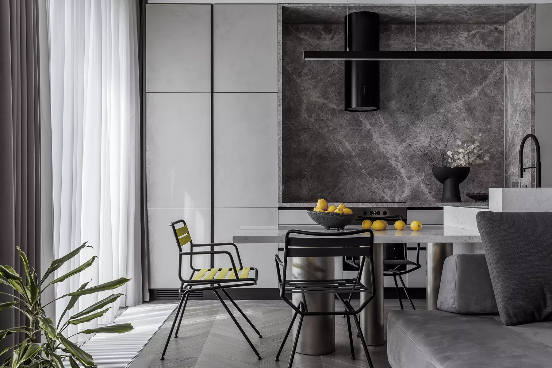 Все оттенки серого в почти монохромном интерьере квартиры для молодой девушки — проект бюро Sazha