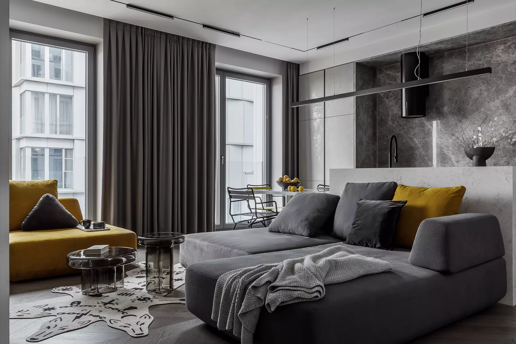 Все оттенки серого в почти монохромном интерьере квартиры для молодой девушки — проект бюро Sazha