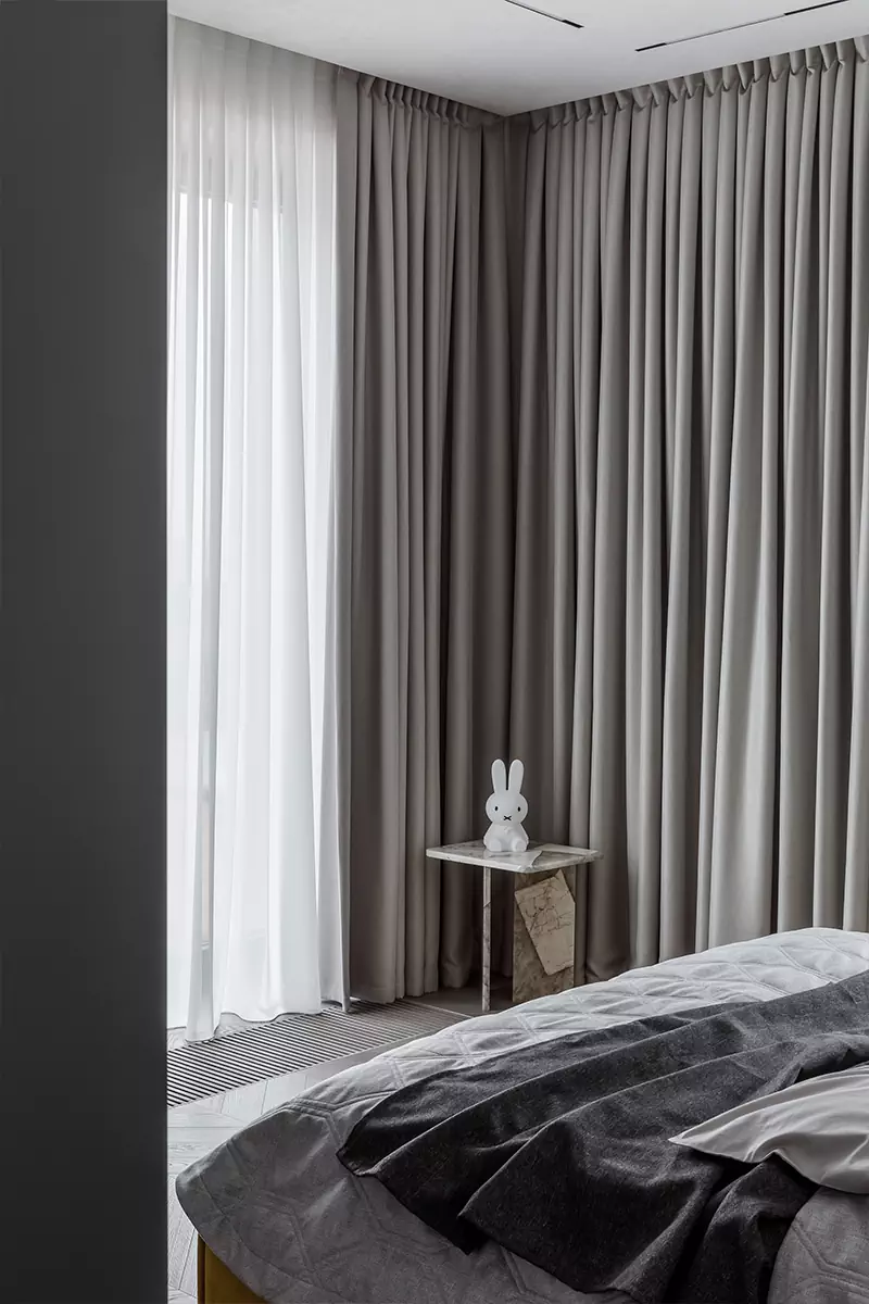 Все оттенки серого в почти монохромном интерьере квартиры для молодой девушки — проект бюро Sazha