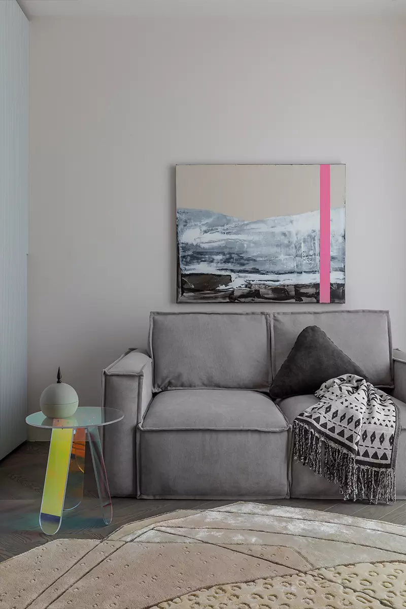 Все оттенки серого в почти монохромном интерьере квартиры для молодой девушки — проект бюро Sazha