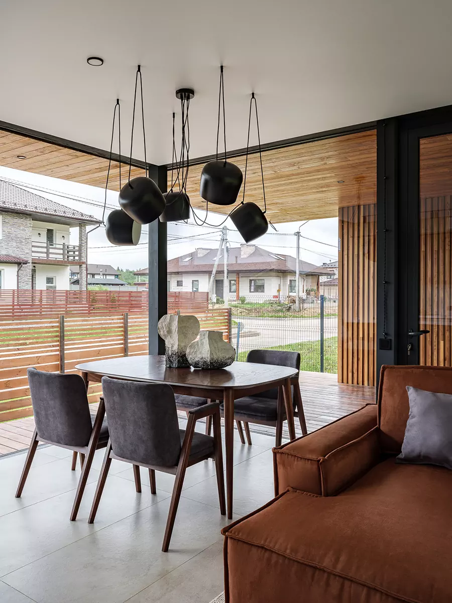 Универсальный и сдержанный интерьер одноэтажного дома в Подмосковье — проект Давида Мерденова