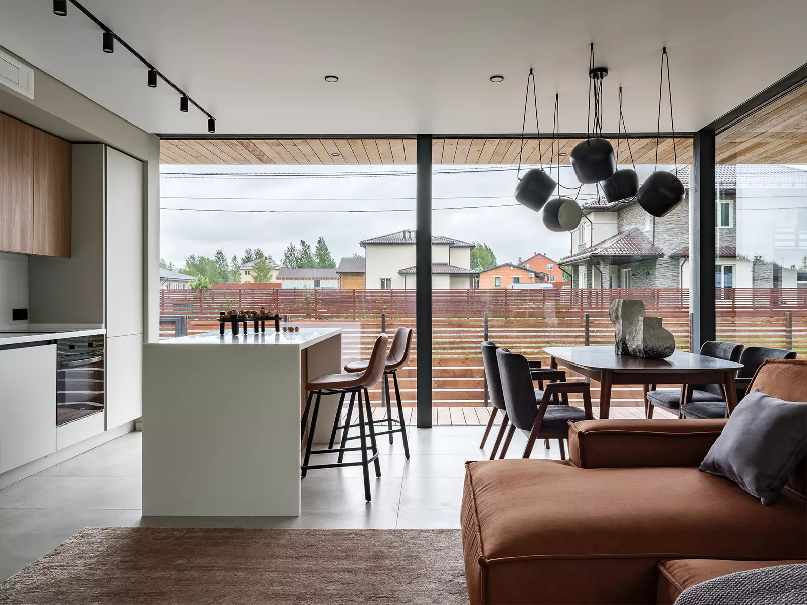 Универсальный и сдержанный интерьер одноэтажного дома в Подмосковье — проект Давида Мерденова