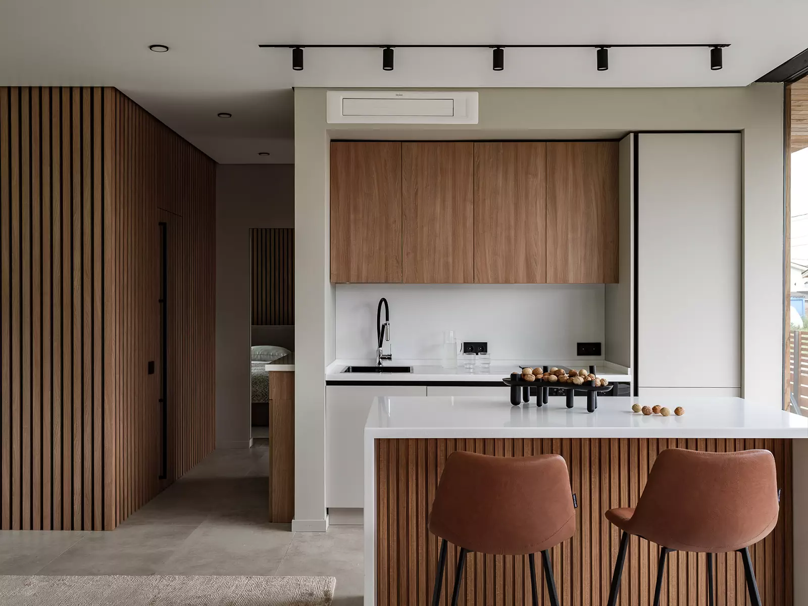 Универсальный и сдержанный интерьер одноэтажного дома в Подмосковье — проект Давида Мерденова