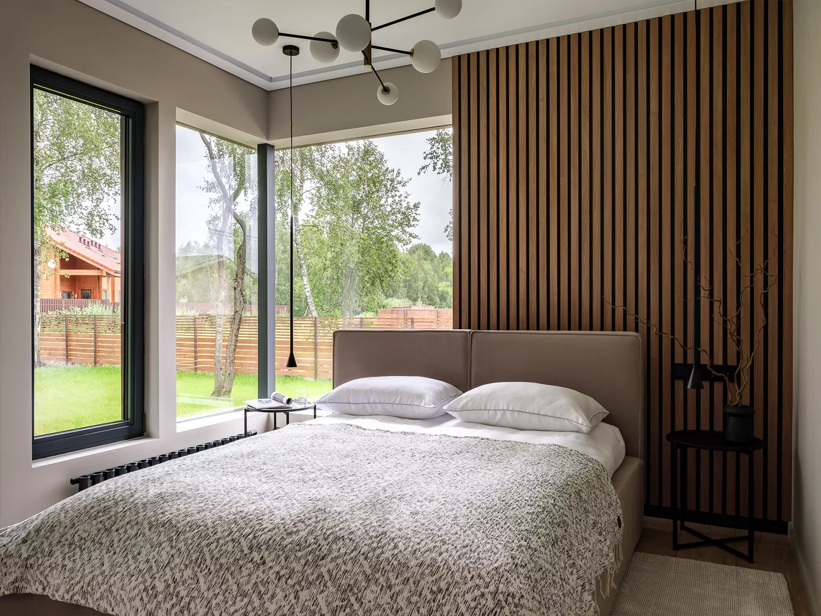 Универсальный и сдержанный интерьер одноэтажного дома в Подмосковье — проект Давида Мерденова