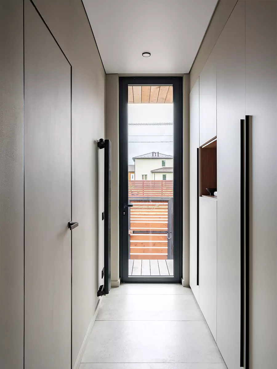 Универсальный и сдержанный интерьер одноэтажного дома в Подмосковье — проект Давида Мерденова