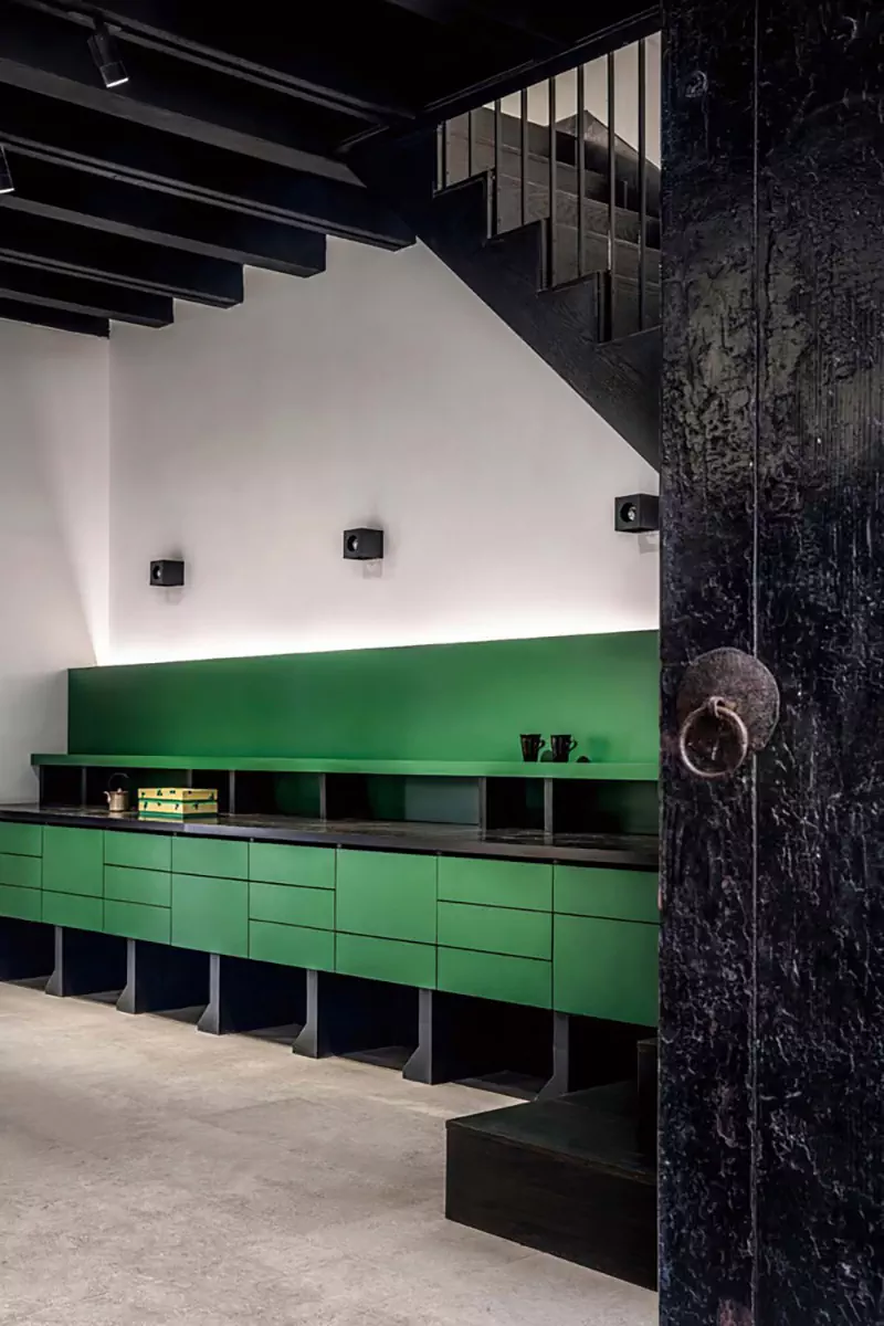 Яркий интерьер социального центра в здании бывшего почтамта в Китае — проект More Design Studio