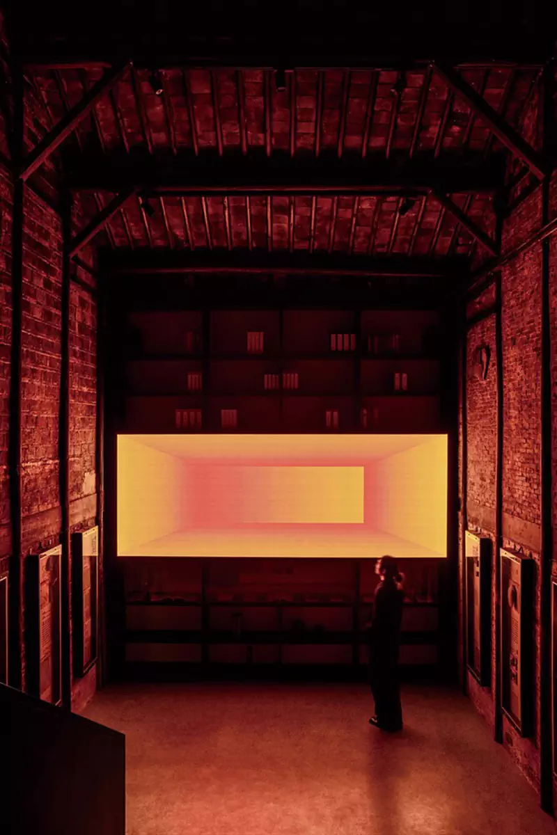 Яркий интерьер социального центра в здании бывшего почтамта в Китае — проект More Design Studio