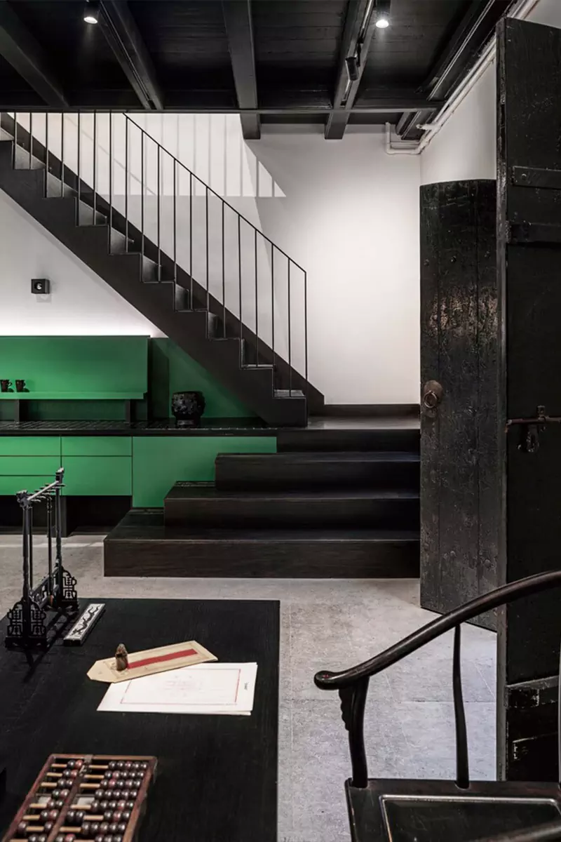 Яркий интерьер социального центра в здании бывшего почтамта в Китае — проект More Design Studio