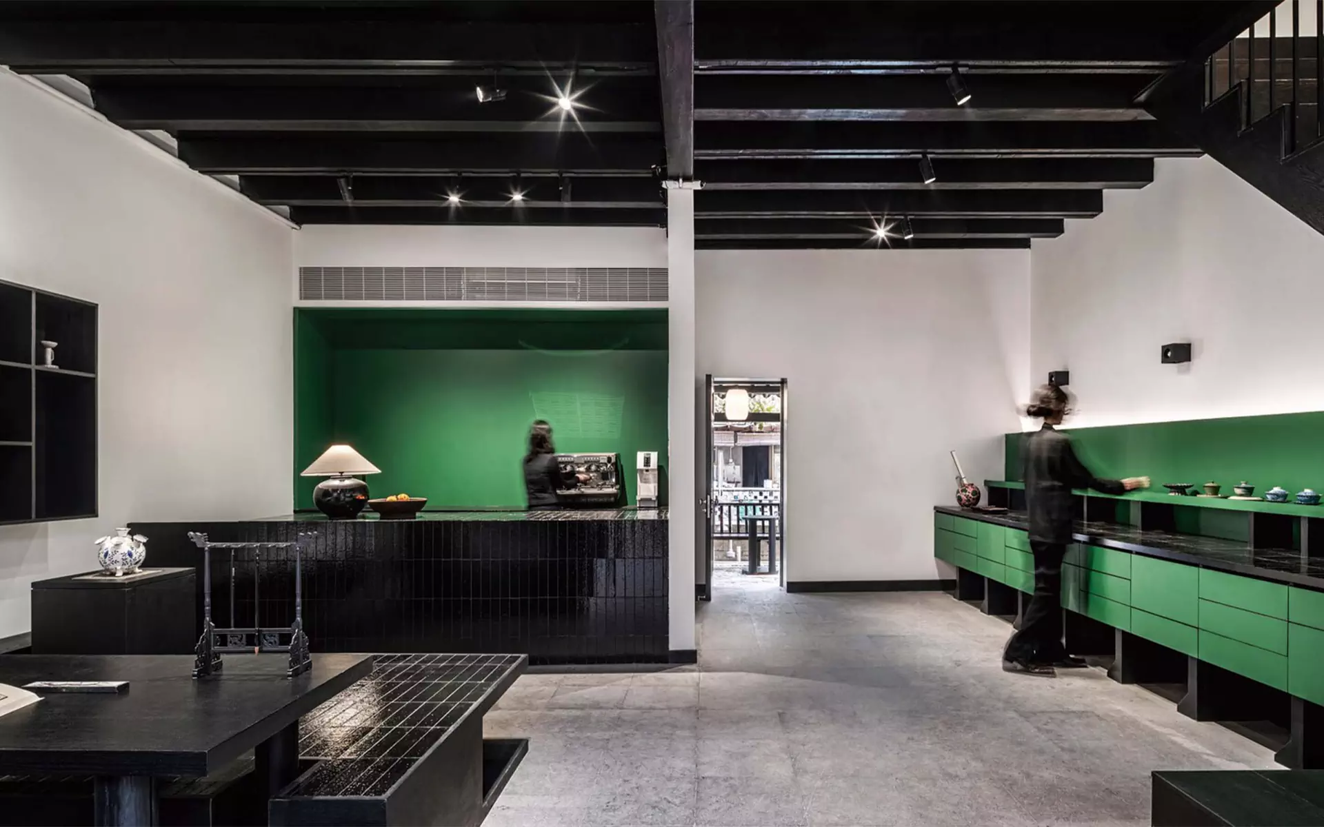 Яркий интерьер социального центра в здании бывшего почтамта в Китае — проект More Design Studio