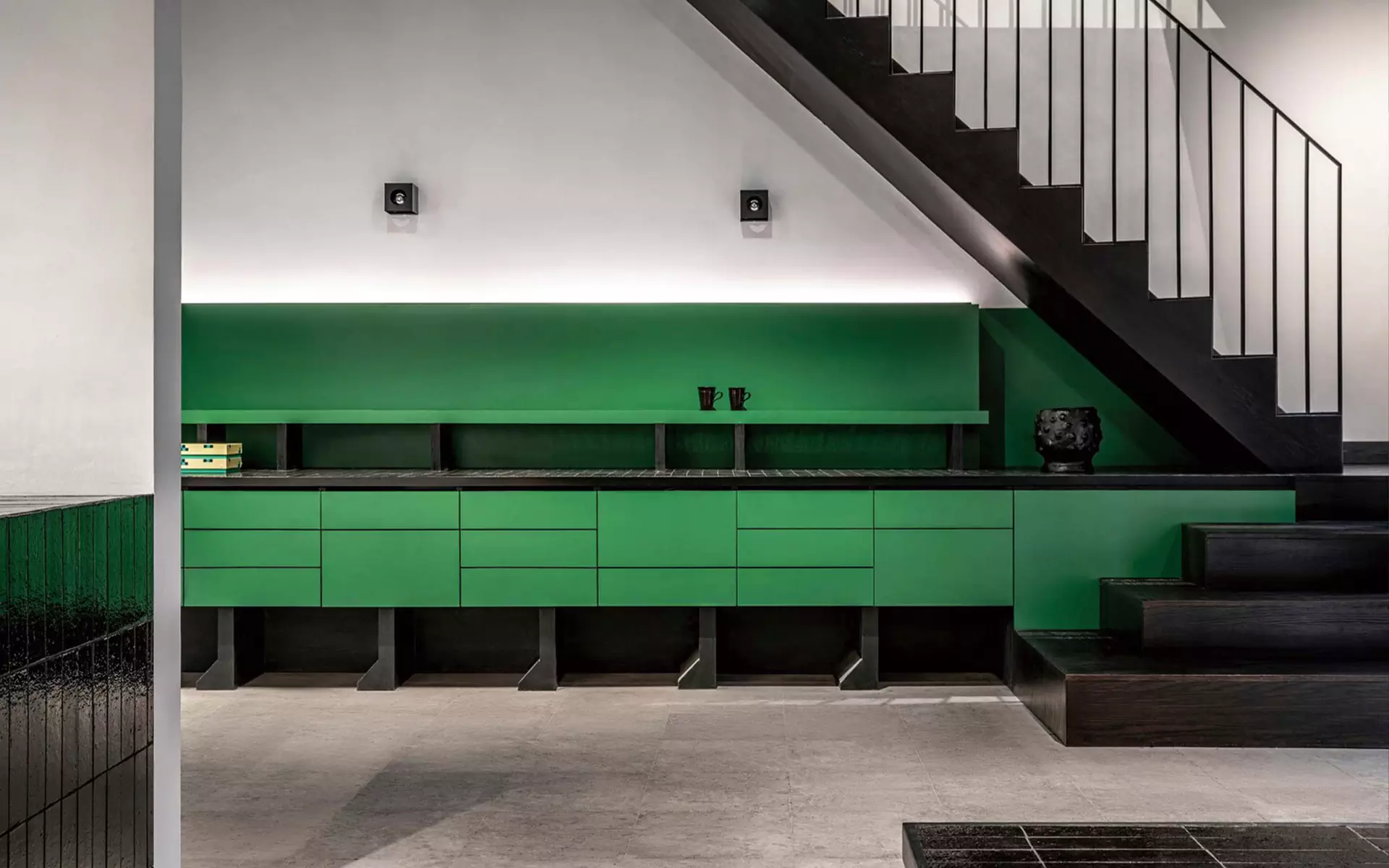 Яркий интерьер социального центра в здании бывшего почтамта в Китае — проект More Design Studio