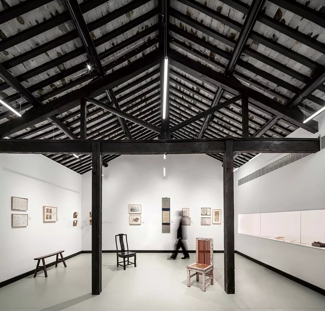 Яркий интерьер социального центра в здании бывшего почтамта в Китае — проект More Design Studio