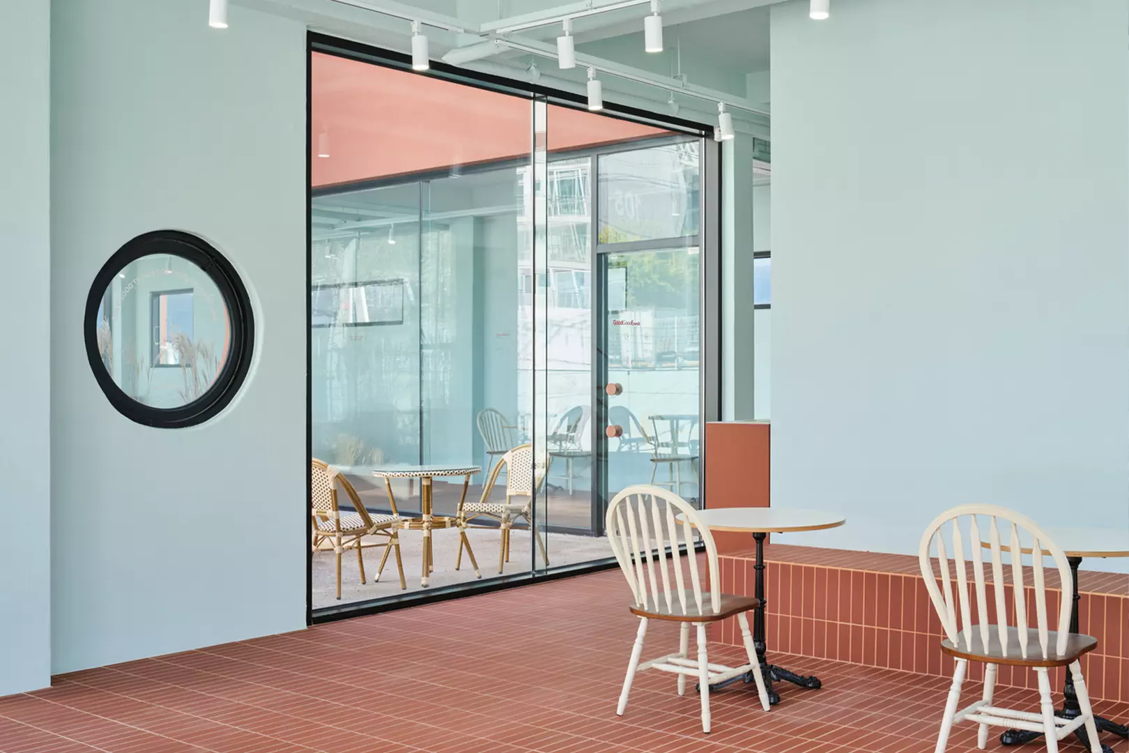 Выразительный интерьер кафе для бранчей в Южной Корее — проект студии design by 83