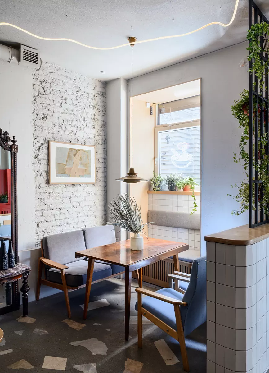 Эклектичный декор и винтажная мебель в гостеприимном интерьере петербургского бистро-бара — проект студии AKKE Collective