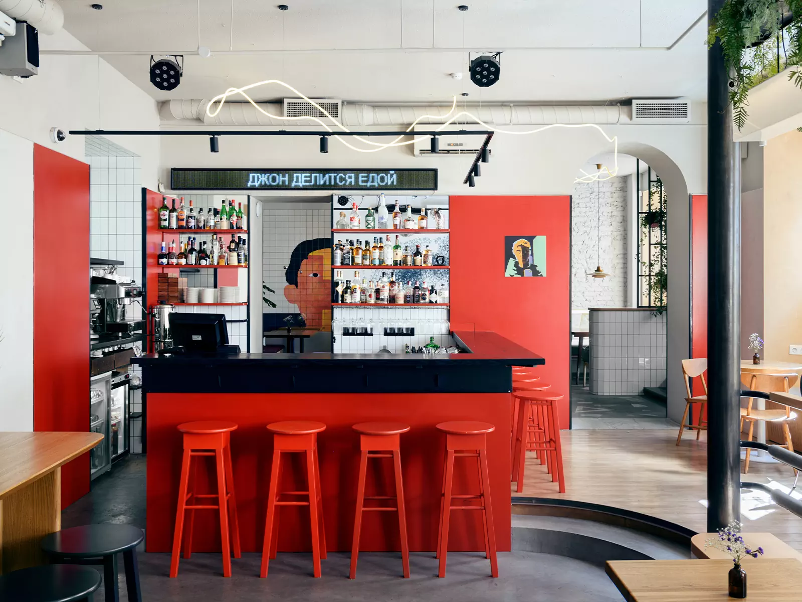 Эклектичный декор и винтажная мебель в гостеприимном интерьере петербургского бистро-бара — проект студии AKKE Collective