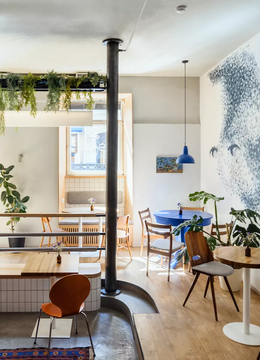 Эклектичный декор и винтажная мебель в гостеприимном интерьере петербургского бистро-бара — проект студии AKKE Collective