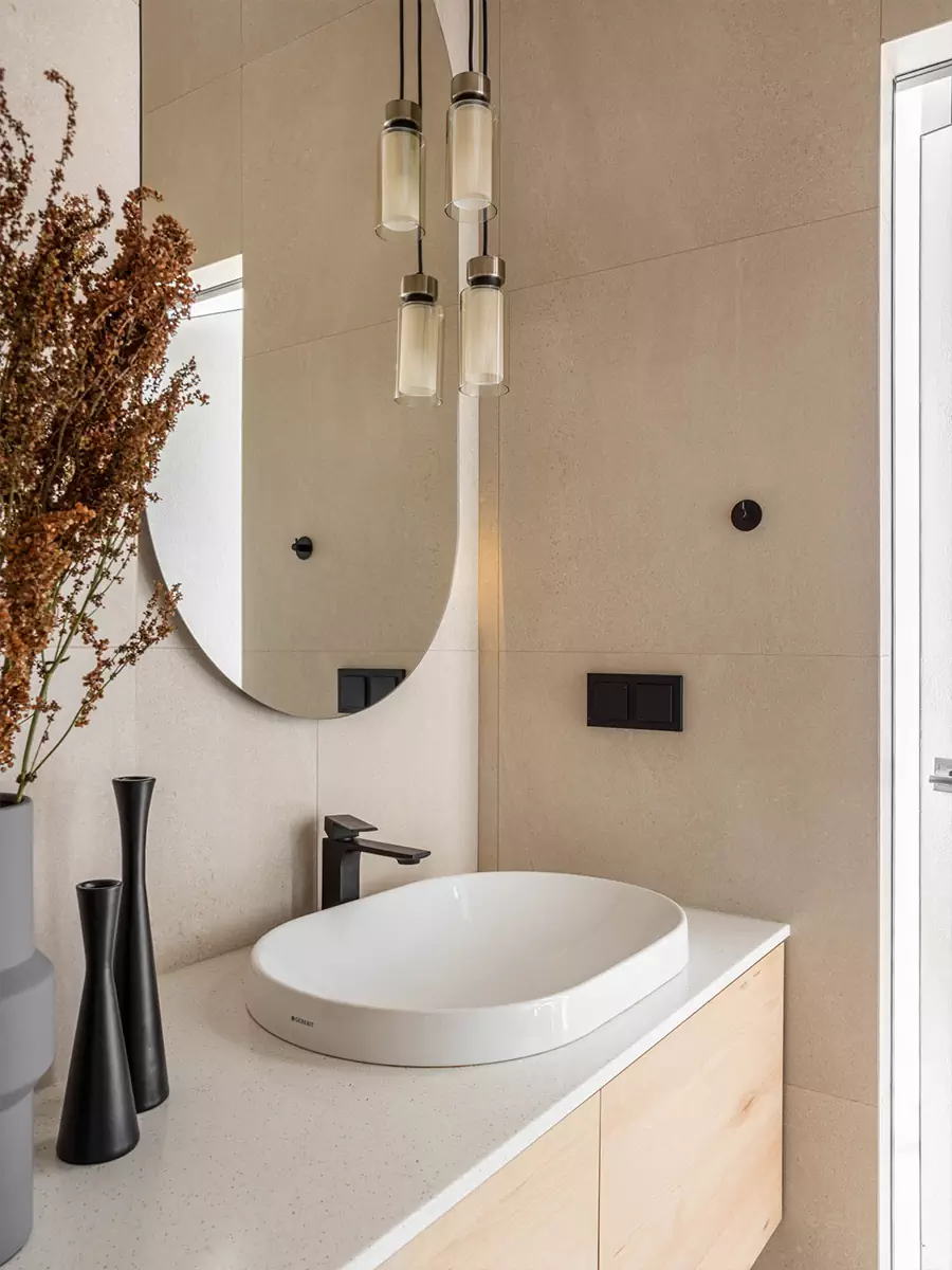 Практичный интерьер квартиры на последнем этаже высотного дома — проект студии Sloyarch