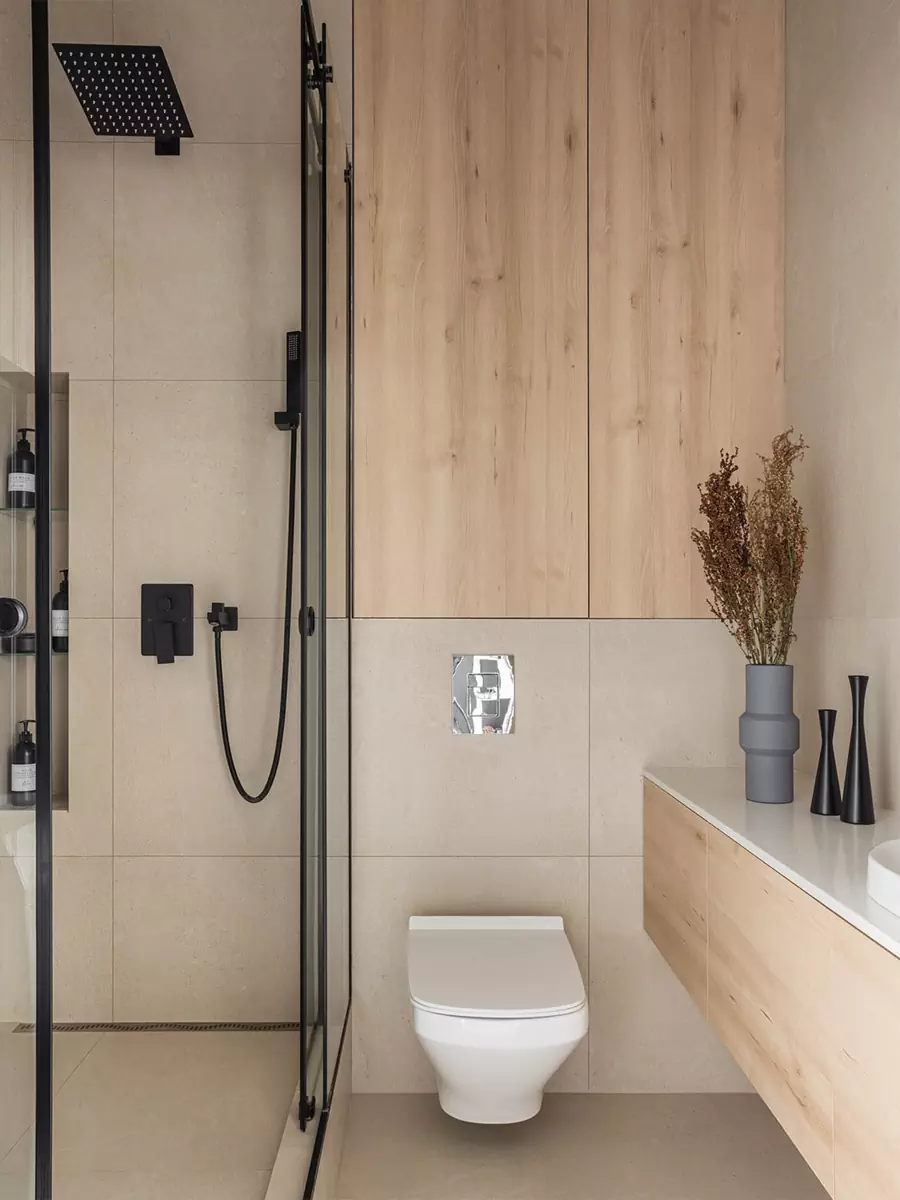 Практичный интерьер квартиры на последнем этаже высотного дома — проект студии Sloyarch